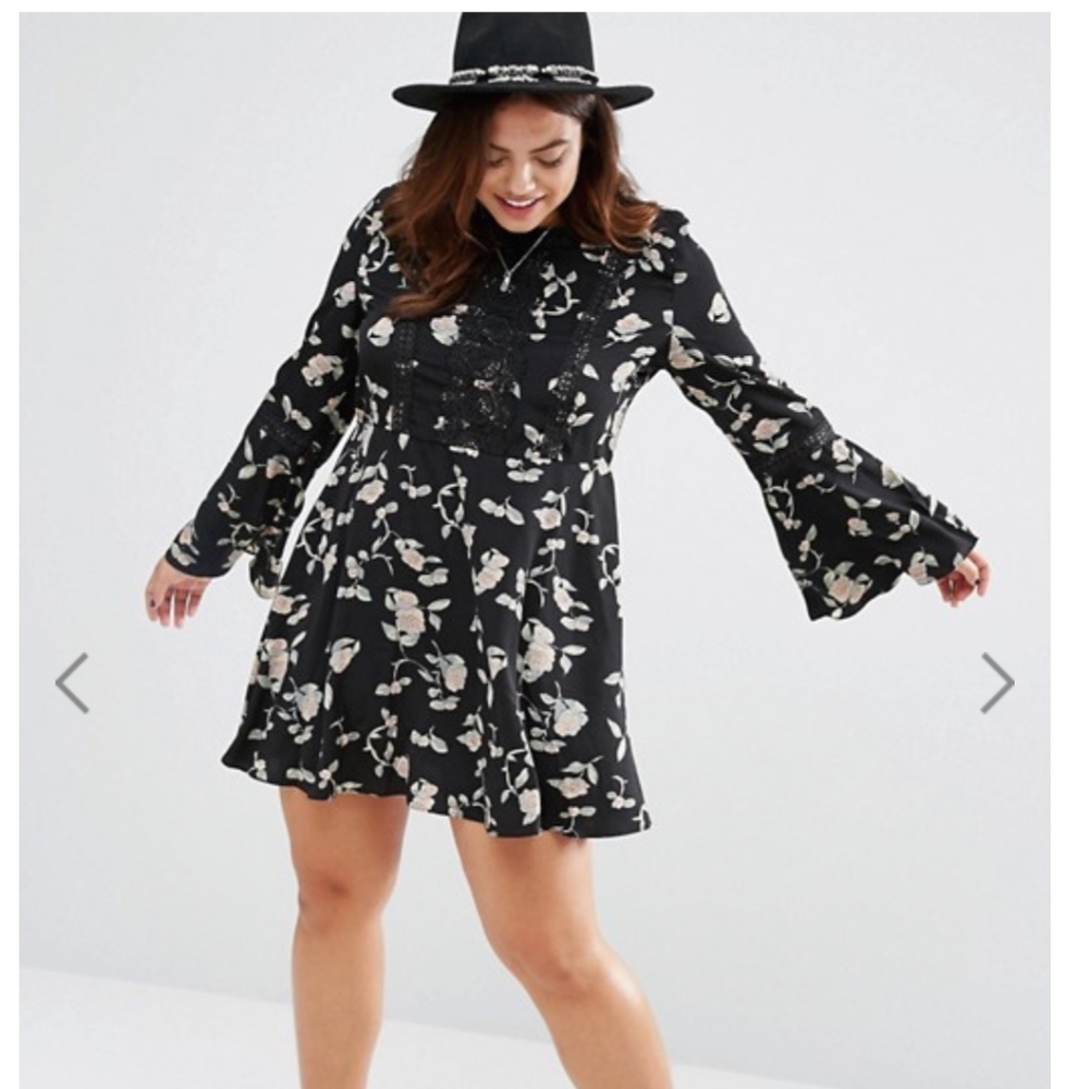 Alice & You Curve Skater Dress with Flute Sleeves